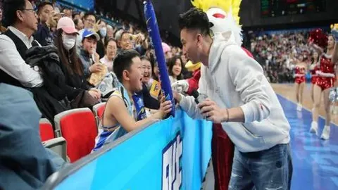 “维尼修斯遭儿童戏谑‘猴子’称号，西甲俱乐部展开调查”